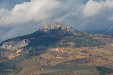 Türkiye 'nin Kastamonu kentindeki Kure Dağları' nın yamaçlarındaki manzara güzel sonbahar doğası