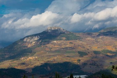 Türkiye 'nin Kastamonu kentindeki Kure Dağları' nın yamaçlarındaki manzara güzel sonbahar doğası