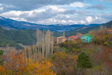Türkiye 'nin Kastamonu kentindeki Kure Dağları' nın yamaçlarındaki manzara güzel sonbahar doğası