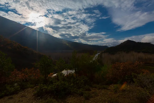 Türkiye 'nin Kastamonu kentindeki Kure Dağları' nın yamaçlarındaki manzara güzel sonbahar doğası