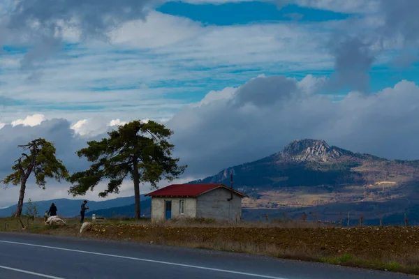 Türkiye 'nin Kastamonu kentindeki Kure Dağları' nın yamaçlarındaki manzara güzel sonbahar doğası