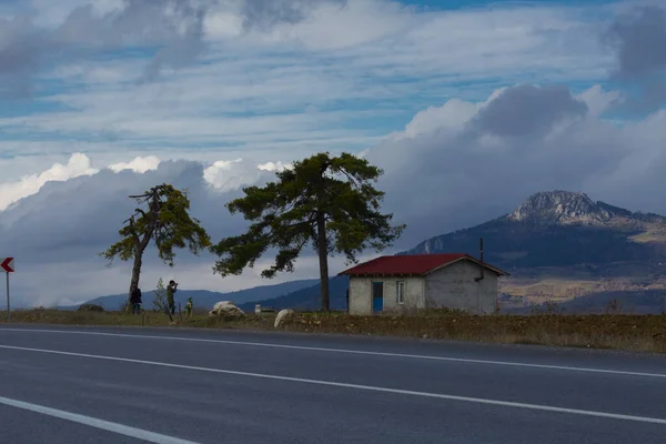 Türkiye 'nin Kastamonu kentindeki Kure Dağları' nın yamaçlarındaki manzara güzel sonbahar doğası