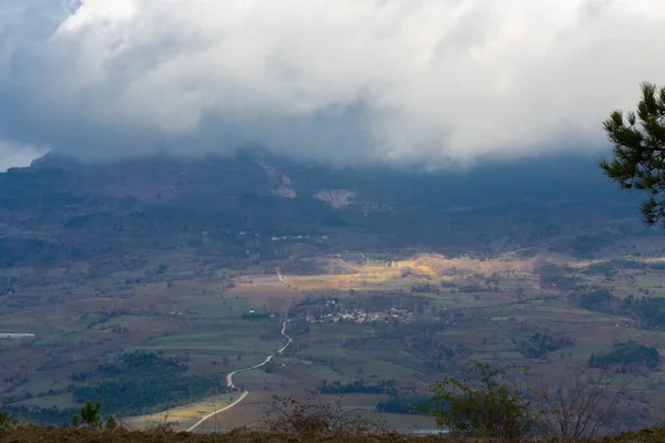 Türkiye 'nin Kastamonu kentindeki Kure Dağları' nın yamaçlarındaki manzara güzel sonbahar doğası