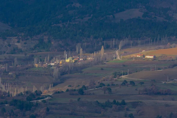 Türkiye 'nin Kastamonu kentindeki Kure Dağları' nın yamaçlarındaki manzara güzel sonbahar doğası