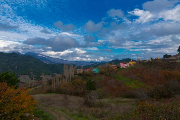 Türkiye 'nin Kastamonu kentindeki Kure Dağları' nın yamaçlarındaki manzara güzel sonbahar doğası