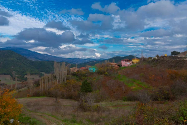 Türkiye 'nin Kastamonu kentindeki Kure Dağları' nın yamaçlarındaki manzara güzel sonbahar doğası