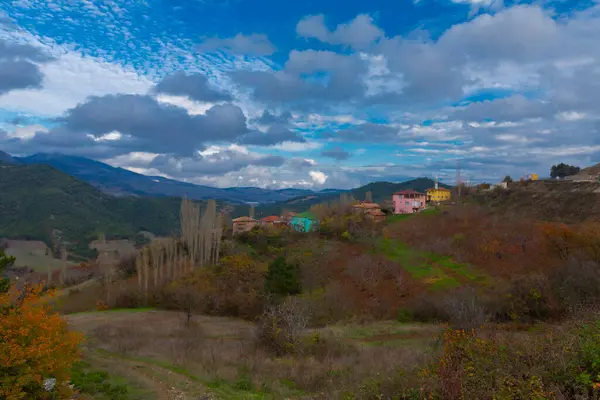 Türkiye 'nin Kastamonu kentindeki Kure Dağları' nın yamaçlarındaki manzara güzel sonbahar doğası