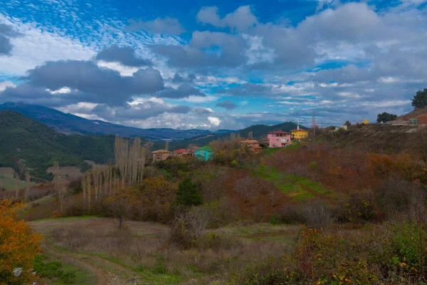 Türkiye 'nin Kastamonu kentindeki Kure Dağları' nın yamaçlarındaki manzara güzel sonbahar doğası