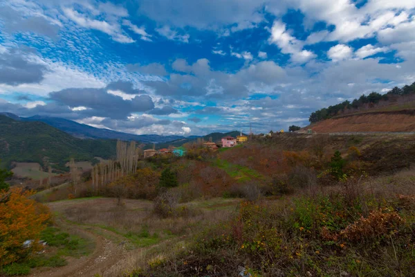 Türkiye 'nin Kastamonu kentindeki Kure Dağları' nın yamaçlarındaki manzara güzel sonbahar doğası