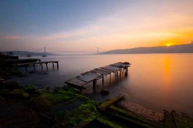 İstanbul Boğaz Köprüsü ve yıkılmış iskeleler uzun pozlama tekniğiyle fotoğraflandı