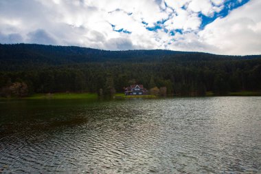 Golcuk Milli Parkı Bolu Hindi. Bolu Golcuk Milli Parkı 'nda orman içindeki Güz Tahta Göl evi, Türkiye duvar kağıdı