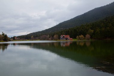 Golcuk Milli Parkı Bolu Hindi. Bolu Golcuk Milli Parkı 'nda orman içindeki Güz Tahta Göl evi, Türkiye duvar kağıdı