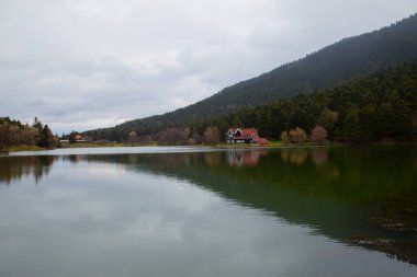 Golcuk Milli Parkı Bolu Hindi. Bolu Golcuk Milli Parkı 'nda orman içindeki Güz Tahta Göl evi, Türkiye duvar kağıdı