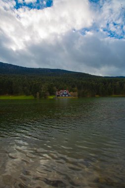 Golcuk Milli Parkı Bolu Hindi. Bolu Golcuk Milli Parkı 'nda orman içindeki Güz Tahta Göl evi, Türkiye duvar kağıdı