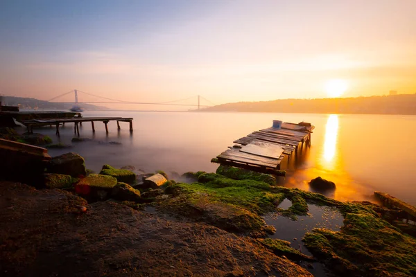 Istanbul Bosphorus Bridge Ruined Piers Photographed Long Exposure Technique — Fotografia de Stock