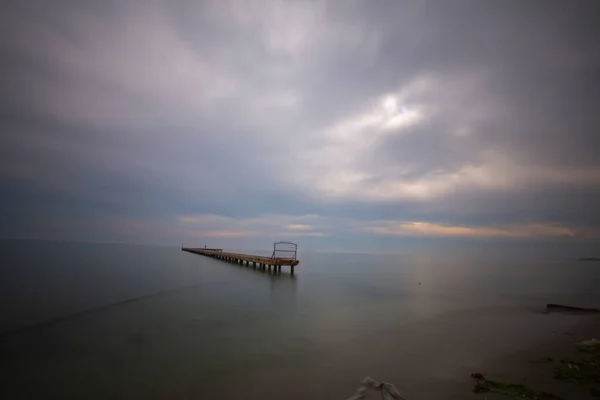 Stanbul Boğaz Köprüsü Yıkılmış Iskeleler Uzun Pozlama Tekniğiyle Fotoğraflandı — Stok fotoğraf
