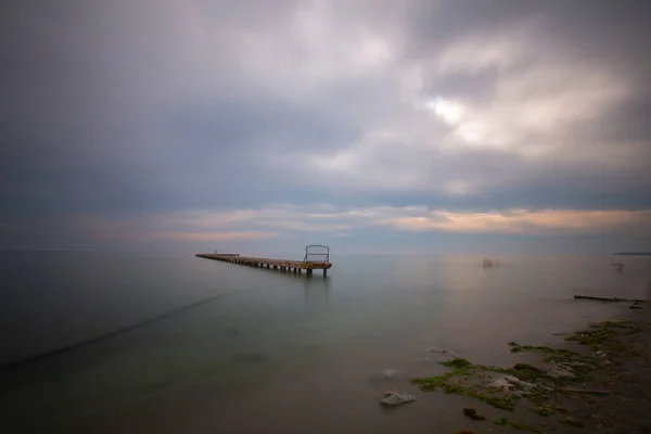 Stanbul Boğaz Köprüsü Yıkılmış Iskeleler Uzun Pozlama Tekniğiyle Fotoğraflandı — Stok fotoğraf