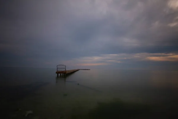 Stanbul Boğaz Köprüsü Yıkılmış Iskeleler Uzun Pozlama Tekniğiyle Fotoğraflandı — Stok fotoğraf