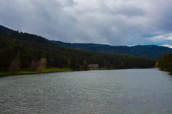 Parque Nacional Golcuk Bolu Turquía Otoño Casa Madera Lago Dentro —  Fotos de Stock