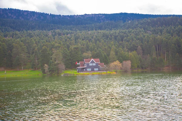 Golcuk Milli Parkı Bolu Hindi. Bolu Golcuk Milli Parkı 'nda orman içindeki Güz Tahta Göl evi, Türkiye duvar kağıdı