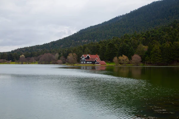 Parque Nacional Golcuk Bolu Turquía Otoño Casa Madera Lago Dentro —  Fotos de Stock
