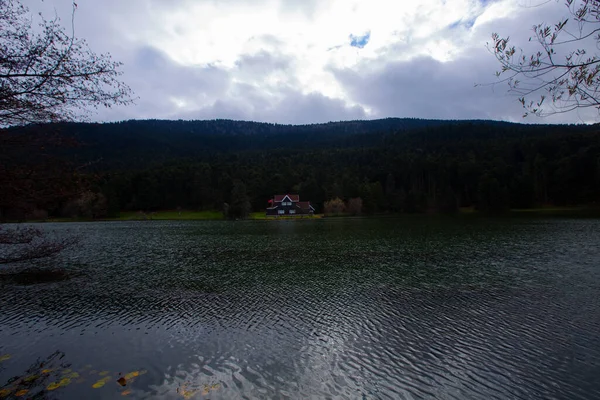 Golcuk Milli Parkı Bolu Hindi. Bolu Golcuk Milli Parkı 'nda orman içindeki Güz Tahta Göl evi, Türkiye duvar kağıdı