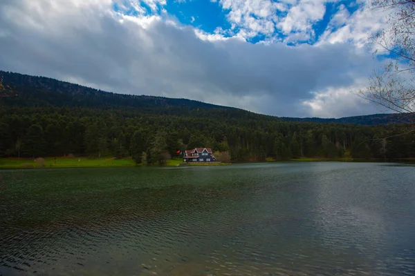 Golcuk Milli Parkı Bolu Hindi. Bolu Golcuk Milli Parkı 'nda orman içindeki Güz Tahta Göl evi, Türkiye duvar kağıdı
