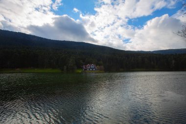 Golcuk Milli Parkı Bolu Hindi. Bolu Golcuk Milli Parkı 'nda orman içindeki Güz Tahta Göl evi, Türkiye duvar kağıdı