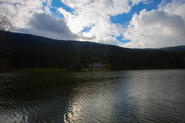 Εθνικό Πάρκο Golcuk Bolu Τουρκία Φθινόπωρο Ξύλινο Σπίτι Λίμνη Μέσα — Φωτογραφία Αρχείου