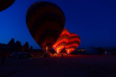 Renkli sıcak hava balonları önce denize indirmek içinde Göreme Milli Parkı, Kapadokya, Türkiye