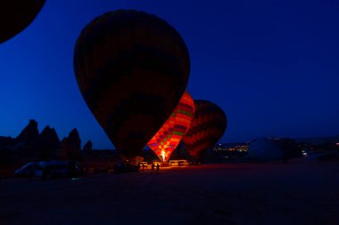 Renkli sıcak hava balonları önce denize indirmek içinde Göreme Milli Parkı, Kapadokya, Türkiye