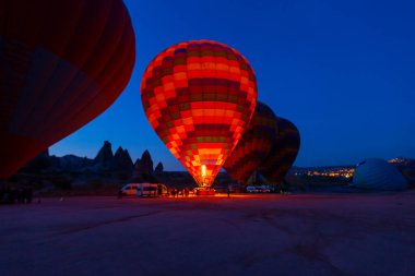 Renkli sıcak hava balonları önce denize indirmek içinde Göreme Milli Parkı, Kapadokya, Türkiye