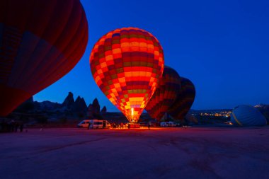 Renkli sıcak hava balonları önce denize indirmek içinde Göreme Milli Parkı, Kapadokya, Türkiye