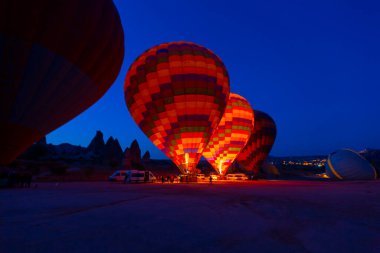 Renkli sıcak hava balonları önce denize indirmek içinde Göreme Milli Parkı, Kapadokya, Türkiye