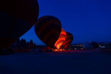 Renkli sıcak hava balonları önce denize indirmek içinde Göreme Milli Parkı, Kapadokya, Türkiye