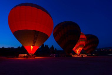 Renkli sıcak hava balonları önce denize indirmek içinde Göreme Milli Parkı, Kapadokya, Türkiye