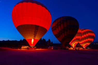 Renkli sıcak hava balonları önce denize indirmek içinde Göreme Milli Parkı, Kapadokya, Türkiye