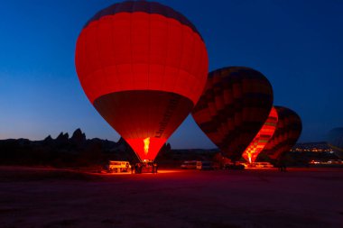 Renkli sıcak hava balonları önce denize indirmek içinde Göreme Milli Parkı, Kapadokya, Türkiye