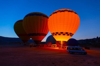 Renkli sıcak hava balonları önce denize indirmek içinde Göreme Milli Parkı, Kapadokya, Türkiye