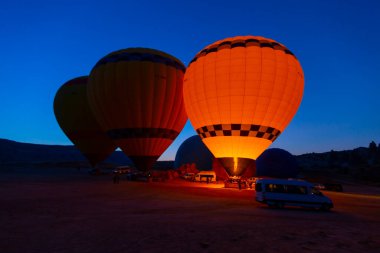 Renkli sıcak hava balonları önce denize indirmek içinde Göreme Milli Parkı, Kapadokya, Türkiye