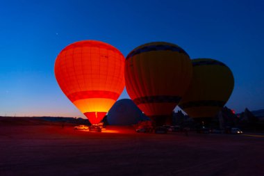 Renkli sıcak hava balonları önce denize indirmek içinde Göreme Milli Parkı, Kapadokya, Türkiye