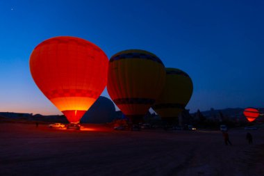 Renkli sıcak hava balonları önce denize indirmek içinde Göreme Milli Parkı, Kapadokya, Türkiye