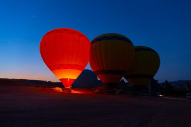Renkli sıcak hava balonları önce denize indirmek içinde Göreme Milli Parkı, Kapadokya, Türkiye