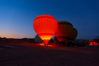 Renkli sıcak hava balonları önce denize indirmek içinde Göreme Milli Parkı, Kapadokya, Türkiye