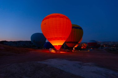 Renkli sıcak hava balonları önce denize indirmek içinde Göreme Milli Parkı, Kapadokya, Türkiye