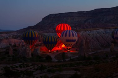 Renkli sıcak hava balonları önce denize indirmek içinde Göreme Milli Parkı, Kapadokya, Türkiye