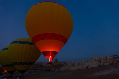 Renkli sıcak hava balonları önce denize indirmek içinde Göreme Milli Parkı, Kapadokya, Türkiye