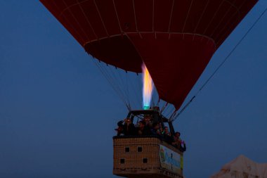 Renkli sıcak hava balonları önce denize indirmek içinde Göreme Milli Parkı, Kapadokya, Türkiye