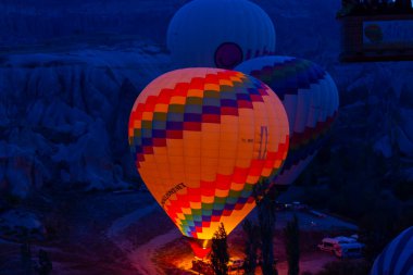 Renkli sıcak hava balonları önce denize indirmek içinde Göreme Milli Parkı, Kapadokya, Türkiye