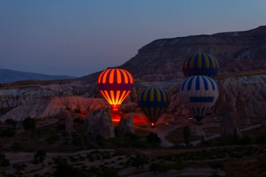 Renkli sıcak hava balonları önce denize indirmek içinde Göreme Milli Parkı, Kapadokya, Türkiye